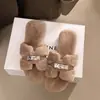 Zapatillas de algodón de suela plana, de una tira, estilo hada, para otoño e invierno, zapatillas mullidas de estilo coreano populares para mujer, adecuadas para usar en exteriores, nuevo estilo 2026