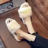 Venta al por mayor de pantuflas mullidas para mujer estilo hada, versátiles para usar en exteriores, nueva colección primavera y otoño 2026, rojas y populares, con forro de algodón y suela plana