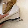Primer Encuentro Jifa Cuña Francesa Diseño Patchwork Sentido del Temperamento Zapatos de Salón Otoño/Invierno 2026 Nuevos Zapatos de Ante Retro de Tacón Medio