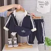 Kids2026 Novo Conjunto de Roupa de Primavera Roupas de Bebê Estilosas para Meninas Bolsa de Ombro com Detalhe de Renda Conjunto de Três Peças Venda por Atacado