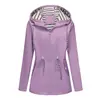 2025 Estilo Nuevo Europeo y Americano Impermeable de Manga Larga Longitud Media Cortavientos Impermeable con Capucha para Mujer Ropa para Mujer de Talla Grande Transfronteriza con Rayas