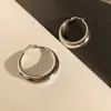 Brincos de Argola Redondos de Metal para Mulheres, Design de Nicho, Luxo Acessível de Alta Qualidade, Brincos de Argola Lisos Exagerados Simples e Elegantes Europeus e Americanos