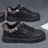 Sapatos masculinos 2026 novo outono versátil couro aumento de altura sola grossa tênis de trabalho estudante casual esportes moderno sapatos brancos