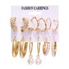 Conjunto de 6 pendientes vintage dorados con incrustaciones geométricas francesas de perlas y estilo transfronterizo europeo y americano.