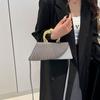 Bolso Pequeño Cuadrado de Moda con Solapa Irregular Oblicua con Patrón de Cocodrilo Diseño Estilo Occidental 2024 con Asa Dura para Hombro o Cruzado para Mujer