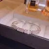 Pulseira de Cruz Cheia de Diamantes Simples para Mulheres de Luxo Leve Exquisite Sensação de Alto Padrão Zircônia Geométrica Pulseira de Mão para o Dia a Dia Celeb da Internet