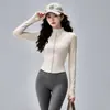 Conjunto deportivo de dos piezas para yoga para mujer: Chaqueta ajustada con cremallera y cuello alto y pantalones de tiro alto elásticos con tacto nude para entrenamientos en el gimnasio