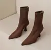 Botas femininas simples e casuais, elegantes, de bico fino e salto alto fino, coleção outono/inverno 2026 estilo coreano, com salto fino, elásticas e forradas de fleece, para o tornozelo