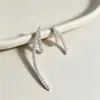 Pendientes asimétricos de flecha personalizados de plata de ley s925, pendientes de diseño versátil con incrustaciones de diamantes estilo coreano para mujer