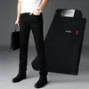 Jeans masculinos pretos puros de corte justo para outono e primavera, perna reta pequena, novo modelo de outono 2026, calça comprida stretch