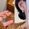 Pendientes de Botón Cruzados Estilo Hong Kong Color Dorado Champagne Perla para Mujer, Nuevos Pendientes Populares de Nicho de Gama Alta, Accesorios Versátiles para Orejas