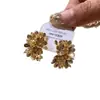 Pendientes en forma de letra C Flor Dorada Aguja Plateada para Mujer Estilo Francés Retro Elegantes Pendientes de Lujo Ligero de Gama Alta Venta al por Mayor