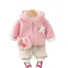 Nueva ropa de otoño e invierno para niños, estilo lindo para niñas pequeñas, conjunto de dos piezas con chaqueta con capucha rizada de felpa de fresa y conejo engrosada