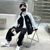 Conjunto de Duas Peças Outono 2025 para Meninos Estilo Bolso Bordado com Letra Novo Traje Esportivo Casual com Gola Alta e Zíper para Crianças