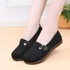 Sapatos de pano Old Beijing femininos 2026 Primavera/Verão Novos Malha Respirável Slip-on Sapatos Casuais Confortáveis Sapatos para Mãe de Meia-idade e Idosos