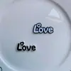 Novos adesivos LOVE tridimensionais letras de desenho animado grampo de cabelo buraco fivela de sapato copo capa de celular geladeira fivela de sapato