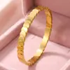Pulsera de Acero Inoxidable Moda Estilo Ins Europeo Americano Oro Real de 18K Disco Redondo en Relieve Pulsera Versátil para Mujer de Acero de Titanio Fábrica de Origen