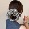 Liga para el cabello de tela artística vintage en blanco y negro con un tacto de alta gama, elegante scrunchie estampado, elegante liga para el cabello de moño con flor