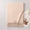 Bufanda de lana de color liso nueva, chal grande y cálido para usar por fuera, ambiente estilo coreano, bufanda larga con flecos de otoño e invierno para mujer
