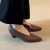 Temporada do Primeiro Encontro: Salto Alto Minimalista Retrô Bico Fino Corte em V, Novo Sapato Raso de Salto Grosso para o Trabalho