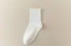 Calcetines básicos para hombre de otoño e invierno, versátiles casuales negros, blancos y grises de algodón liso, absorbentes del sudor y transpirables, calcetines simples de media pantorrilla para negocios