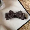 Presilha de cabelo com laço feito à mão em tecido de bolinhas estilo coreano, um luxuoso acessório de cabelo de bolinhas com detalhes em dourado, exalando um charme suave e elegante, perfeito para rabos de cavalo