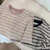 Camiseta feminina de manga longa com listras bordadas em blocos de cor e acabamento aveludado estilo coreano, nova para o início do outono, gola redonda, corte solto slim-fit, top versátil e moderno