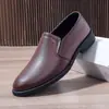 Sapatos de Couro Preto Masculinos Respiráveis Tendência Coreana Sapatos Casuais Sapatos de Couro Masculinos Formais para Negócios Bico Redondo Ponto Sapatos Masculinos Jovens