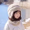 Gorro de Protección para Oídos Infantil Otoño e Invierno Aterciopelado Engrosado Lana Unisex Estudiantes de Primaria Tejido de Copos de Nieve Gorro con Bufanda Set de Dos Piezas