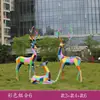 Escultura geométrica de veado pintada em fibra de vidro para exterior, adequada para pátios, parques, gramados residenciais e decorações de paisagismo com animais.