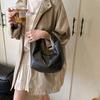 Bolsa de viagem portátil requintada e elegante para mulheres 2025, nova bolsa casual retrô, nicho, estilo coreano, bolsa de um ombro, axila