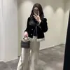 Top corto de cuello redondo para mujer, a la moda, estilo europeo, callejero, con un diseño chic y ajustado, perfecto para figuras petite, primavera y otoño, y que reduce la edad.