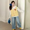 Conjunto de Chaleco y Camisa Súper Elegante Estilo Coreano para Niñas, Atuendo de Primavera 2026 Modelo Nuevo, Conjunto de Tres Piezas de Pantalones Vaqueros de Primavera y Otoño para Niños
