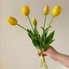 Arreglo artificial de tulipanes de silicona suave de 5 tallos, adecuado para la decoración de la sala de estar o el escritorio, disponible en stock