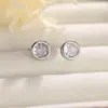 Brincos redondos de zircônia cúbica simples, estilosos e requintados para mulheres, oferecendo um toque de luxo discreto, um design único, um visual sofisticado e um tamanho compacto que os torna versáteis para o uso diário e o trajeto para o trabalho.