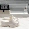Chinelos de uma tira com sola super grossa para aumentar a altura, femininos, de verão, para uso externo, antiderrapantes, sapatos de praia, da moda, de secagem rápida, celebridade da internet (sensação de pisar em cocô) sandálias confortáveis
