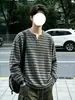 Camiseta de manga comprida com gola V listrada estilo Hong Kong retrô americano para homens, marca da moda de outono, bonito despojado, sensação preguiçosa e relaxada, camisa base solta