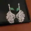 Brincos Vazados em Forma de Folha com Zircônia Inlaid, Prata, Exquisitos e Únicos, Estilo Nicho, Luxo Leve, Atacado de Brincos de Alta Qualidade