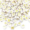 100 Miçangas Alfabeto Acrílicas de 26 Letras Misturadas Aleatoriamente, Miçangas Redondas e Quadradas Planas com Fundo Branco e Espaçamento Colorido das Letras, Materiais para Miçangas