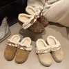 Sapatos femininos de algodão com sola grossa, que aumentam a altura e forrados com fleece; pantufas fofas e peludas para mulheres, adequadas para usar ao ar livre no inverno; Novo estilo 2026, pantufas de algodão fofas para mulheres