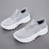 Sapatos Casuais Femininos de Tamanho Grande Primavera e Verão Novos Tênis Esportivos Femininos de Tecido Voador Slip-on para Pessoas Preguiçosas Sapatos Plataforma Sapatos de Tela