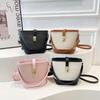 Bolso Tote de Cubo con Empalme de Color Contrastante Popular de Este Año 2025 Nuevo Bolso de Mano al Hombro Bolso Cruzado Versátil de Alta Gama