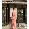 Vestido para mujer con estampado floral en tinta rosada, con mangas largas acampanadas, falda larga recta fluida, estilo chino suave, favorecedor y de inspiración Zen.