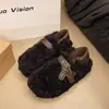 Zapatos peludos de suela gruesa para mujer, estilo slip-on, forro polar de invierno, nuevo diseño versátil, 2026, prendas exteriores de lana de cordero, zapatos de algodón, mocasines, estilo francés