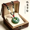 Colgante de Paz de Doble Pez de Imitación Jade Hetian para Hombres y Mujeres, Colgante de Jade Abundancia Año Tras Año, Collar de Jade, Fábrica Fuente de Suministro para Transmisiones en Vivo