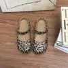 Sapatos Perfurados Estilo Ballet Modernos 2026 Primavera Novos Slip-On Vazados Estampa de Leopardo Planos Antiderrapantes Sandálias Fechadas