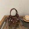 Nuevo bolso cubo de lunares para mujer de principios de otoño 2026, bolso de mano de nicho de lujo ligero de alta gama, bolso cruzado para ir al trabajo, bolsos de mujer al por mayor