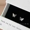 Brincos de Borboleta Assimétricos com Gotejamento de Óleo Vazados para Mulheres, Design de Nicho, Brincos Pequenos e Delicados de Diamante, Brincos Suaves