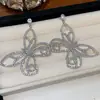 Pendientes de Mariposa Europeos y Americanos Transfronterizos Tachonados con Diamantes de Aguja Plateada, Exquisitos y Versátiles, Pendientes Exagerados de Nicho, Pendientes de Lujo Ligero de Gama Alta para Mujer
