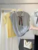 Tricô de Gola Polo de Manga Curta Listrado em Seda Gelada Estilo College Coreano para Mulheres, Top de Verão Redutor de Idade e Muito Atraente com Lenço de Seda
